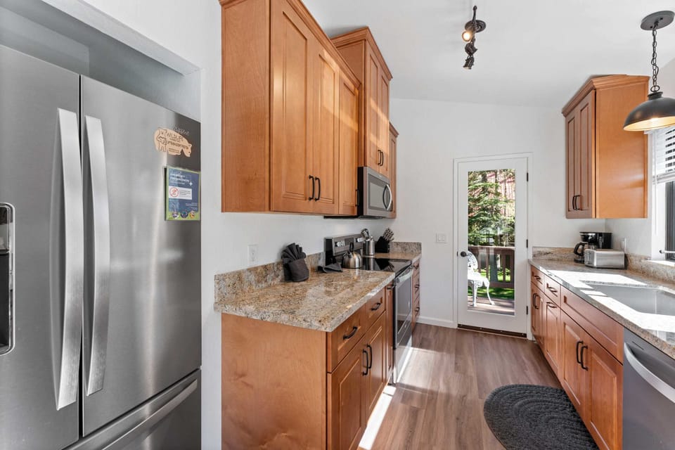 Kitchen: Well-equipped kitchen, updated appliances, access to the balcony
