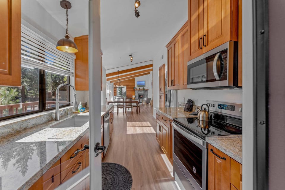 Kitchen: Well-equipped kitchen, updated appliances, access to the balcony