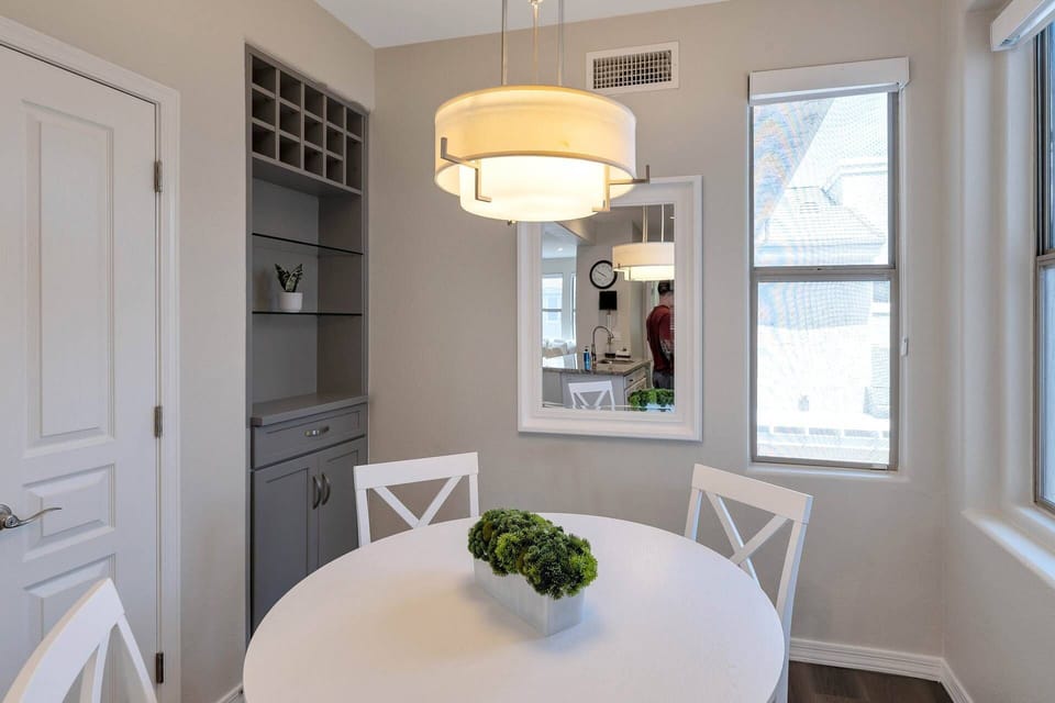 More seating at the round table seating for 4 in the kitchen