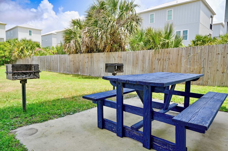 Condo, Multiple Beds, Balcony, Partial Ocean View (SandShells Retreat) | Outdoor dining