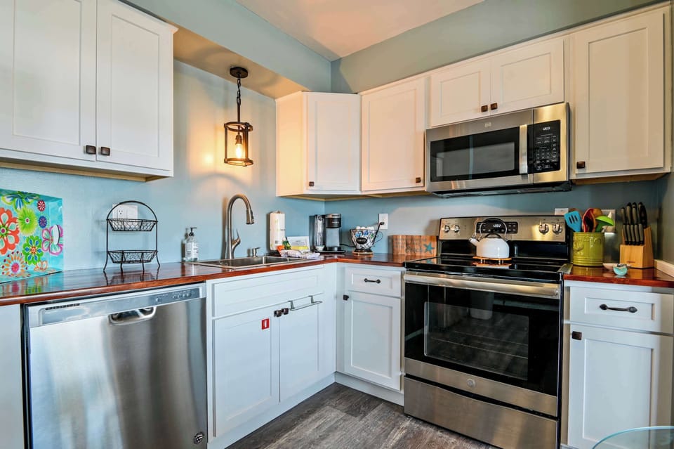 Condo, Multiple Beds, Balcony, Partial Ocean View (SandShells Retreat) | Private kitchen | Coffee/tea maker