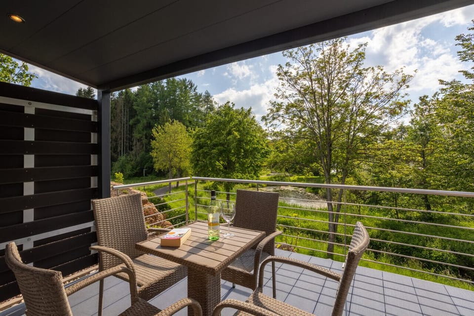 Ein traumhafter Ausblick: Die Terrasse mit Blick auf den See lädt zum Verweilen und Genießen ein.