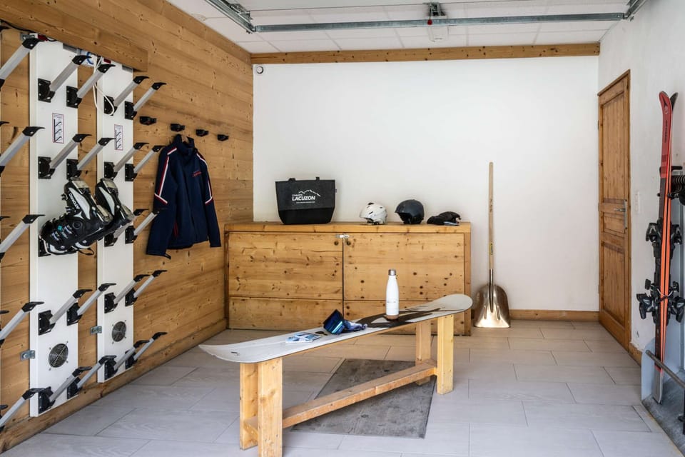 Chalet 14 guests- ski room