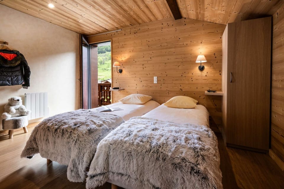 Twin bedroom with balcony