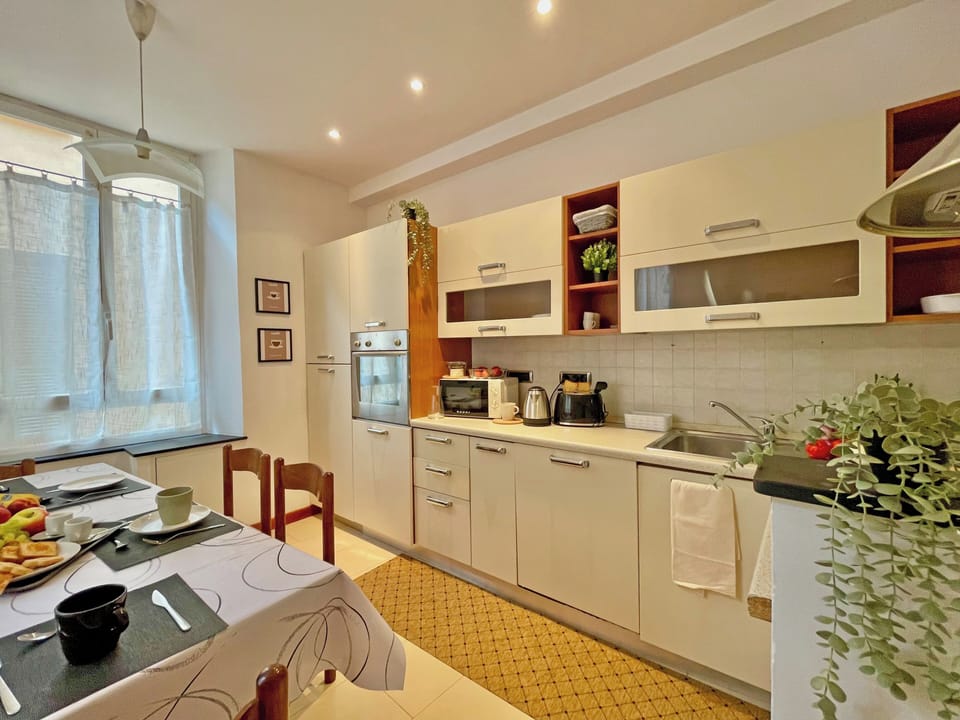 Family Apartment | Private kitchen | Fridge, microwave, oven, stovetop