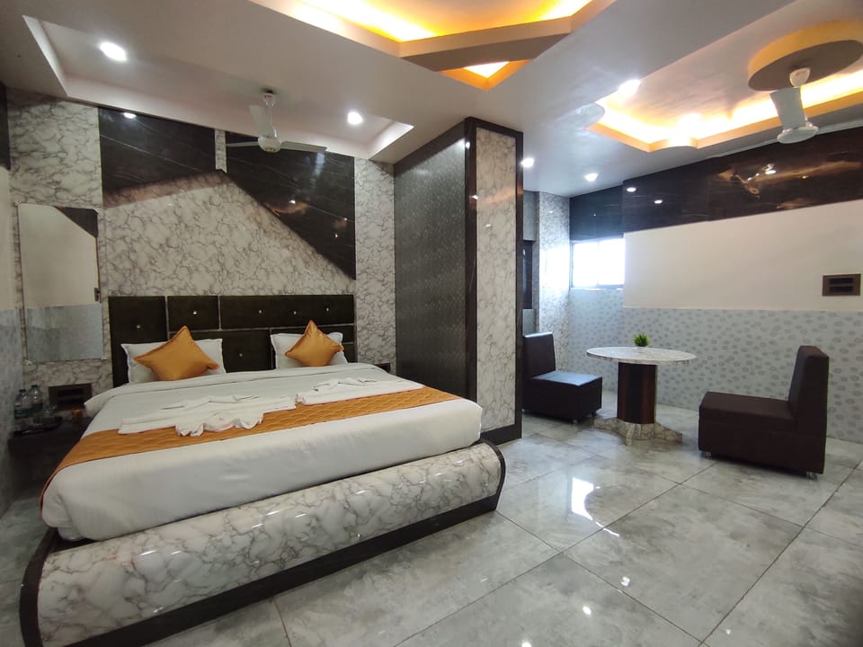 Suite | Premium bedding, in-room safe, desk, laptop workspace