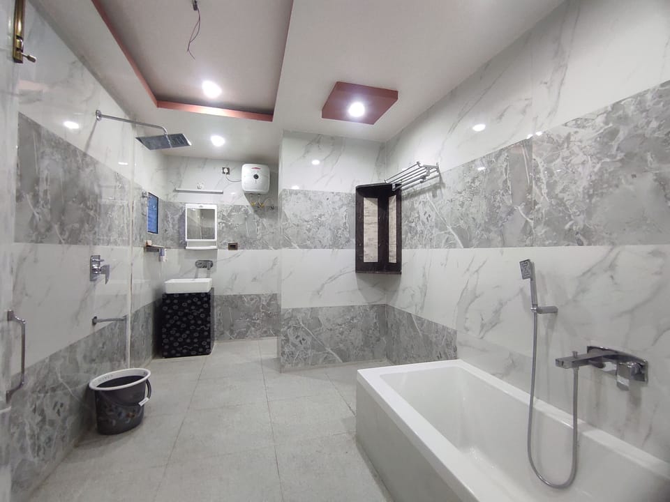 Suite | Bathroom | Free toiletries, towels, soap, shampoo