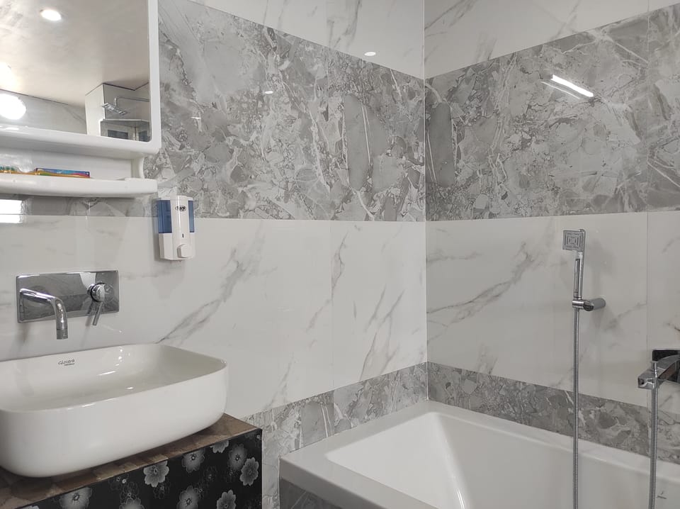 Premium Room | Bathroom | Free toiletries, towels, soap, shampoo