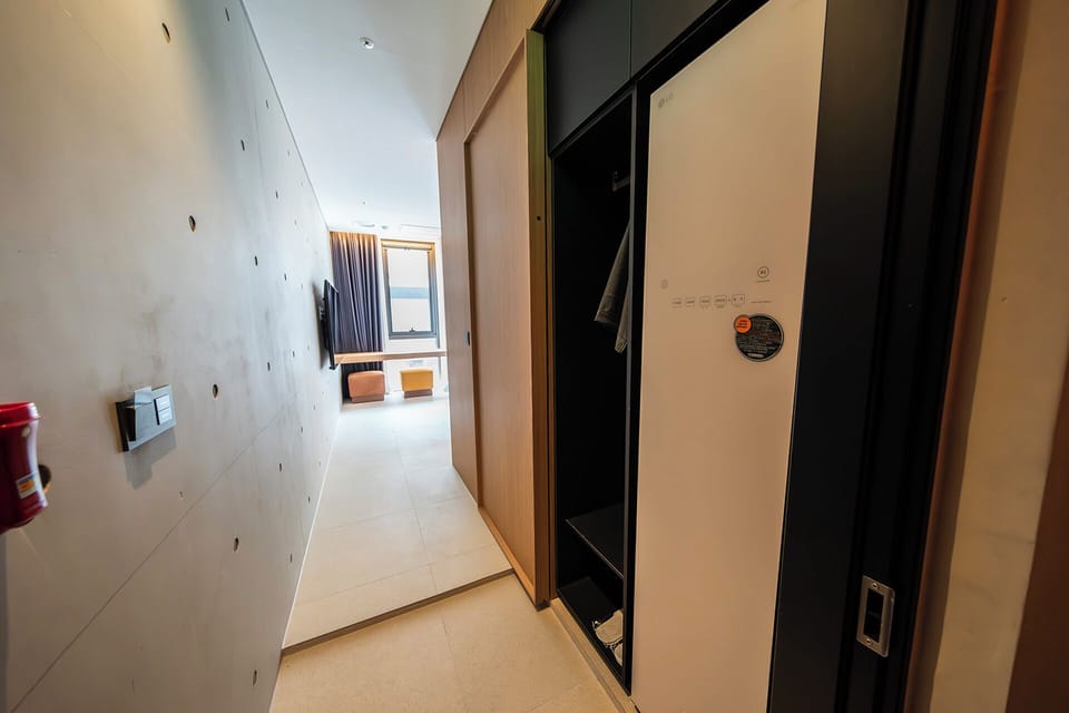 Walk-in Deal, Standard | Premium bedding, down comforters, free minibar, desk