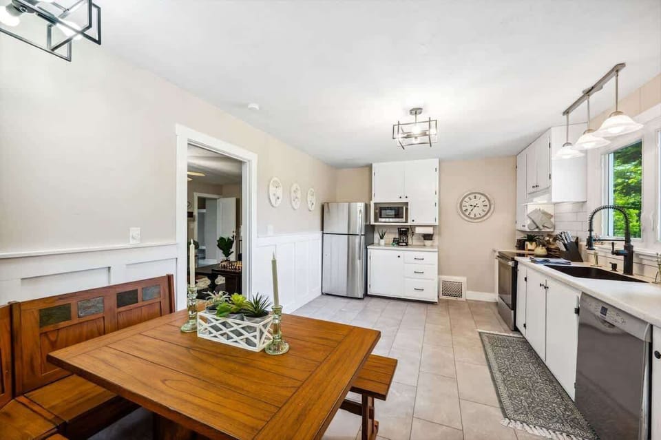 Enjoy meals in the bright and spacious kitchen, equipped with modern appliances and a cozy dining nook. The tasteful decor and ample counter space make it perfect for both cooking and gathering.