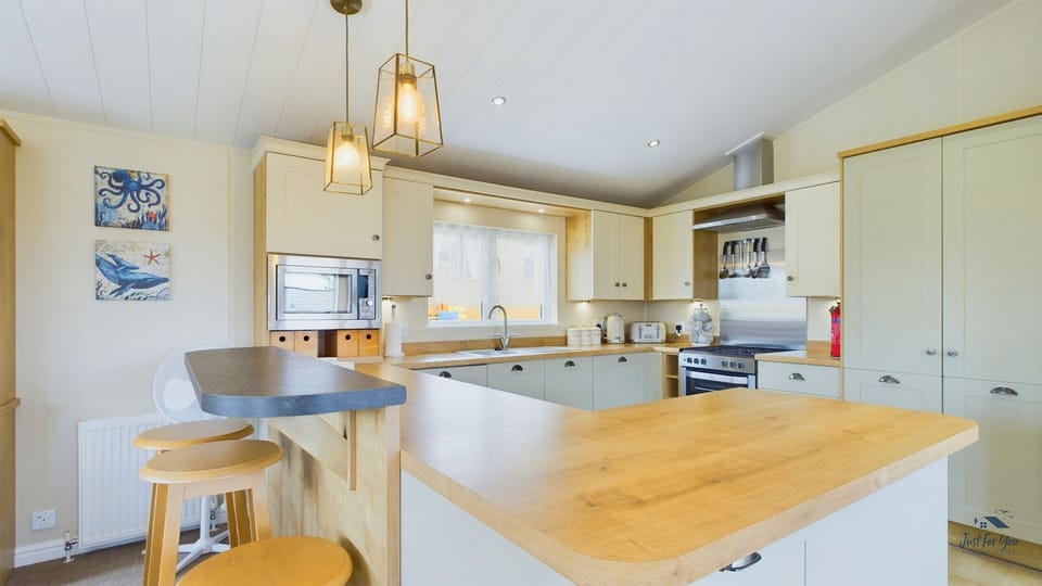 Well-equipped kitchen with breakfast bar.