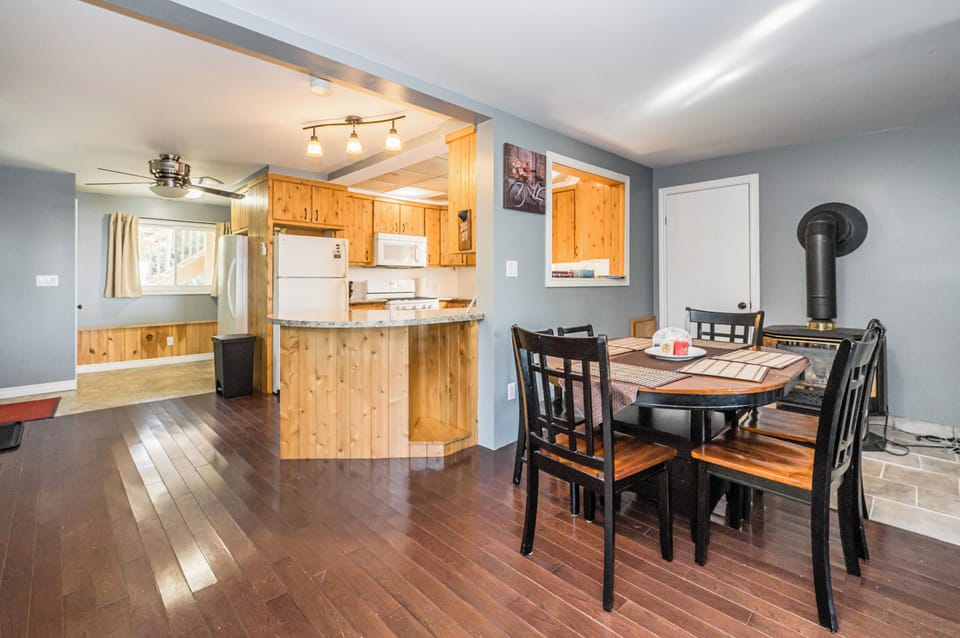 Enjoy home-cooked meals in a rustic kitchen and dine fireside—ideal for family vacations or romantic countryside stays.