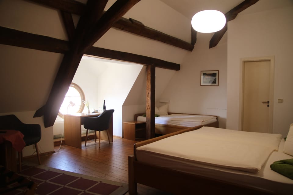 Comfort Triple Room | Laptop workspace, free WiFi, bed sheets