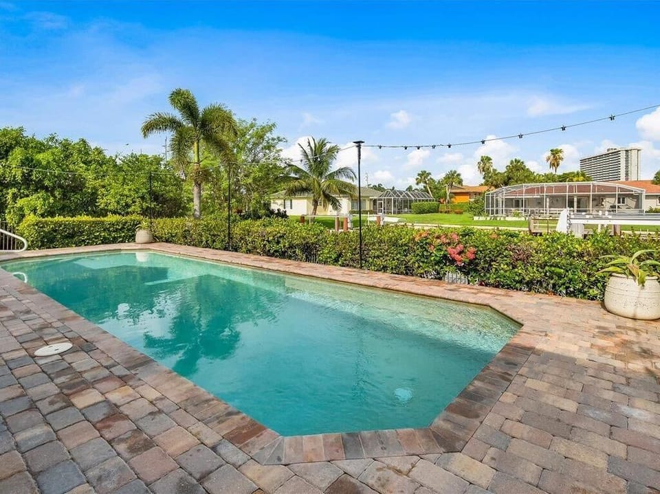 Pretty Landscaped Lanai