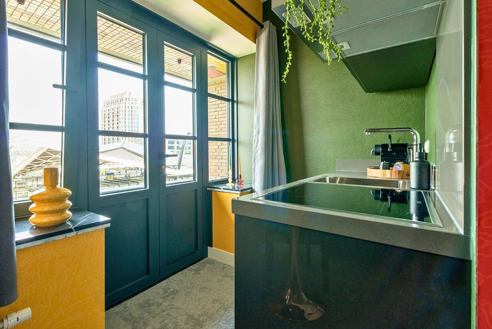 Studio mit neuer Küche – stilvoll wohnen und kochen.