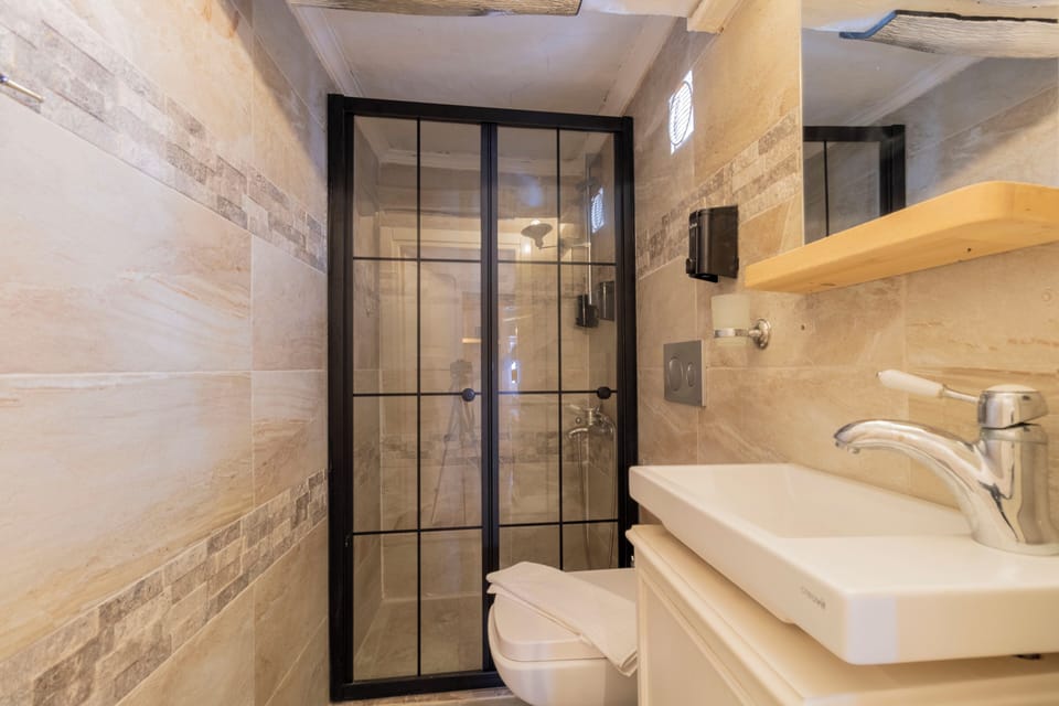 Economy Double Room, Non Smoking | Bathroom | Shower, free toiletries, hair dryer, slippers