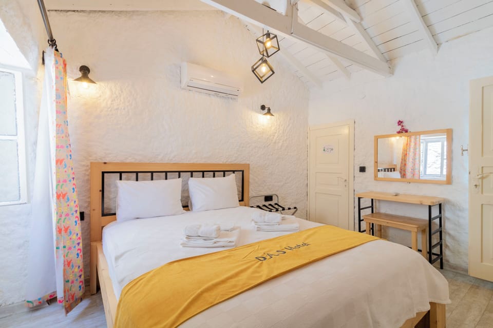 Standard Double Room, Non Smoking | Down comforters, Tempur-Pedic beds, in-room safe, iron/ironing board