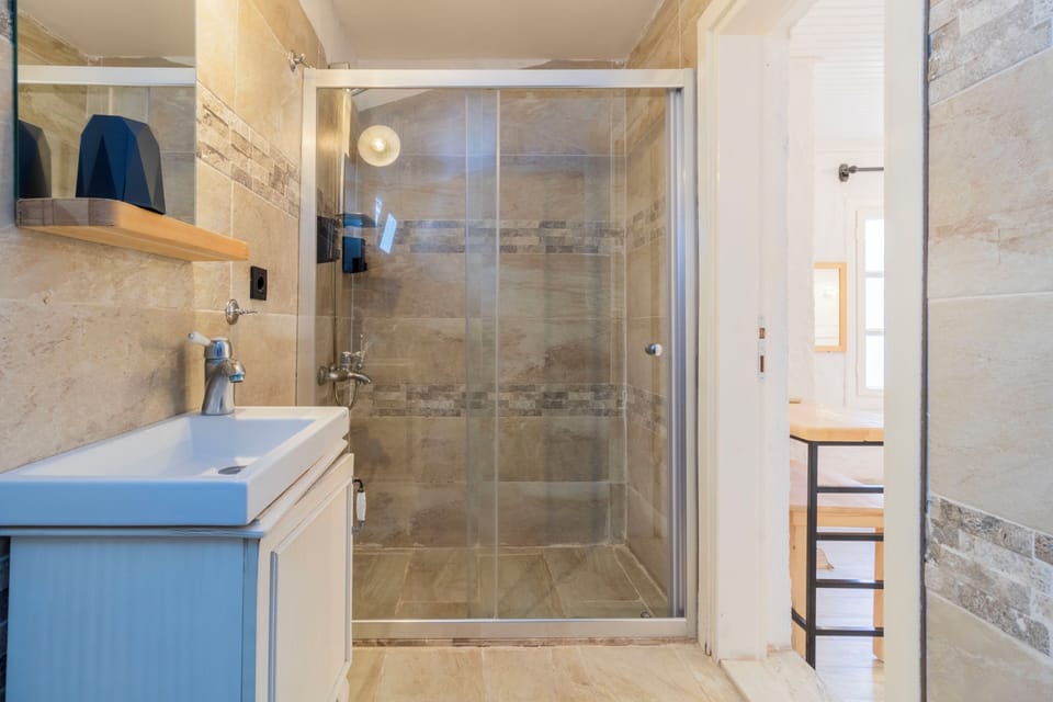 Traditional Double Room, Non Smoking | Bathroom | Shower, free toiletries, hair dryer, slippers