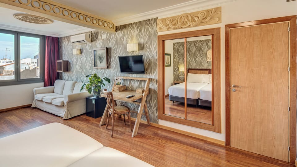 Down comforters, in-room safe, desk, soundproofing