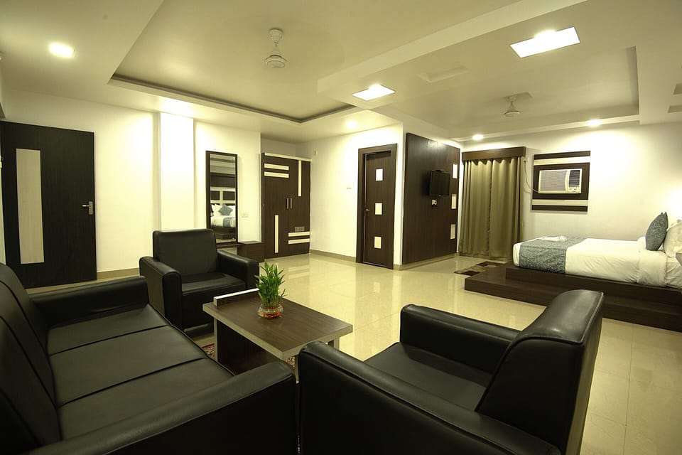 Luxury Room | Iron/ironing board, free WiFi
