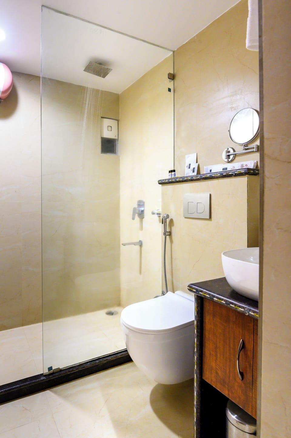 Deluxe Room | Bathroom | Free toiletries, hair dryer, slippers