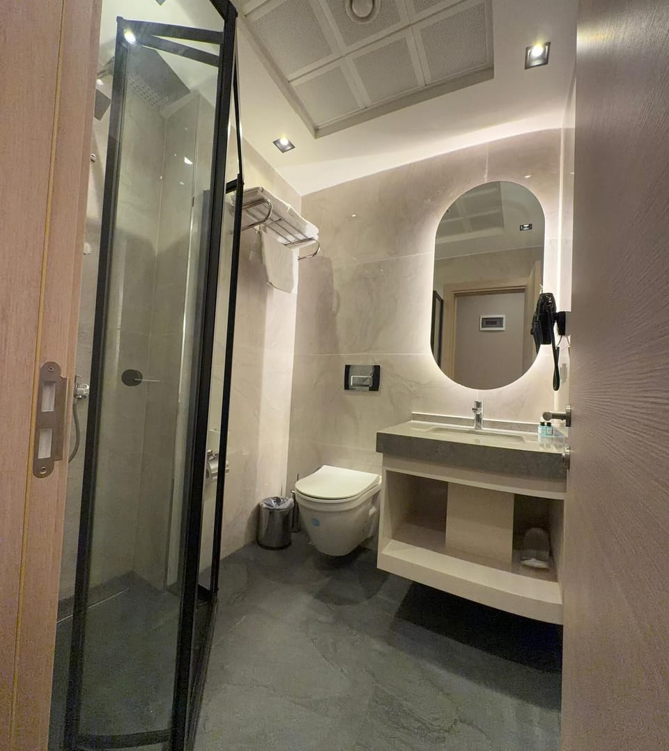 Classic Double or Twin Room | Bathroom | Free toiletries, hair dryer, slippers, towels