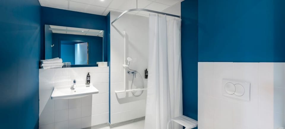 Room, Multiple Beds, Accessible | Bathroom | Shower, towels, soap, shampoo