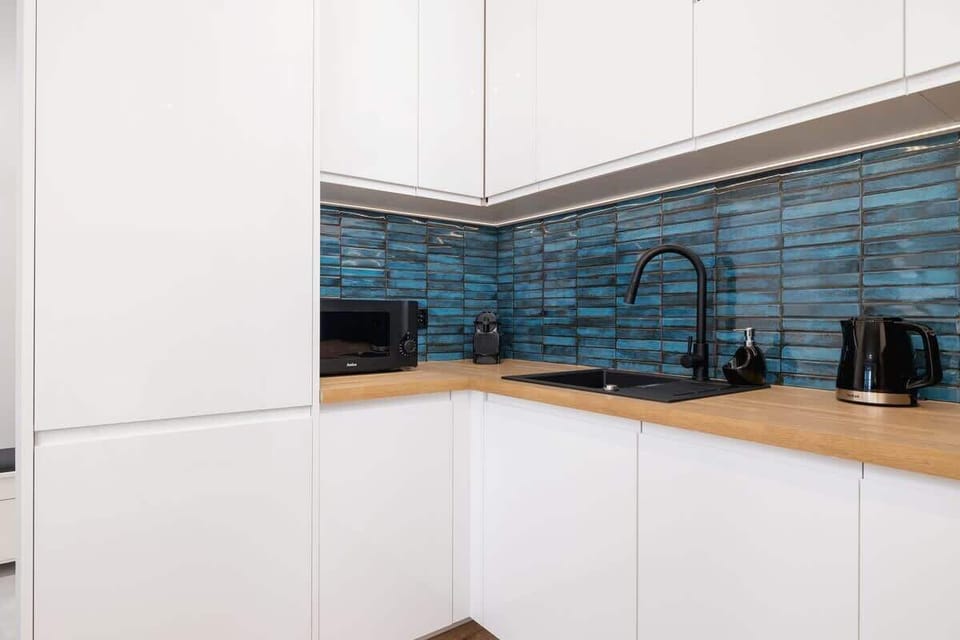 Modern, fully equipped kitchenette. 