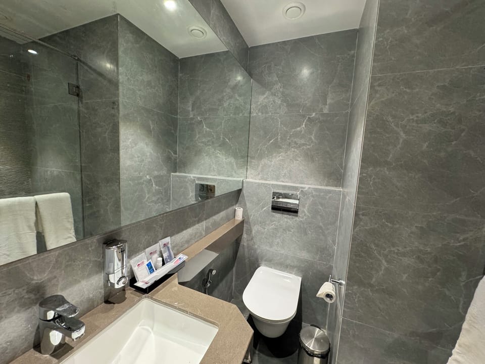 Deluxe Room | Bathroom | Slippers