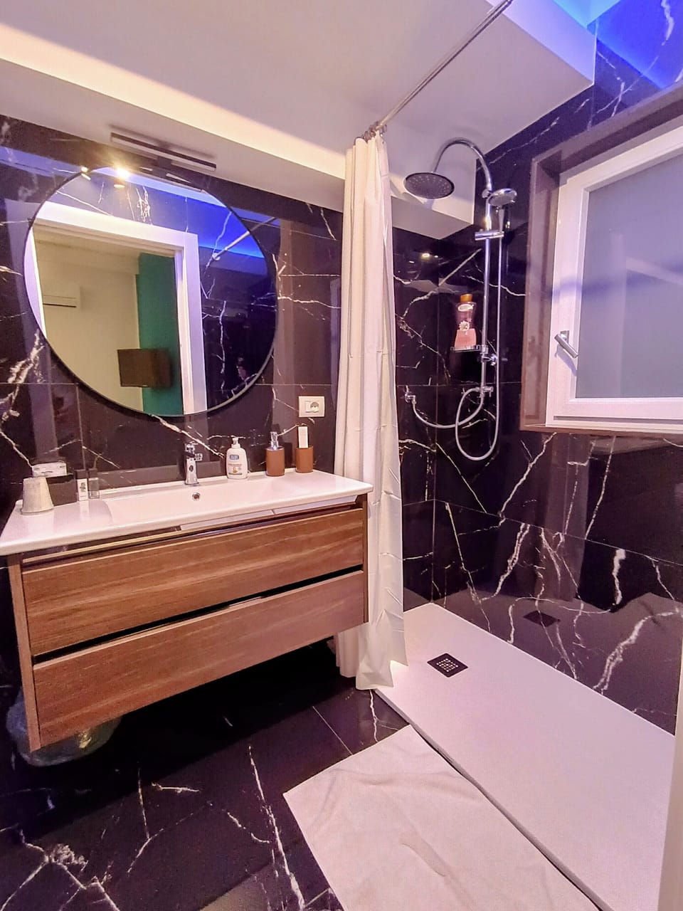 Shower, rainfall showerhead, free toiletries, hair dryer