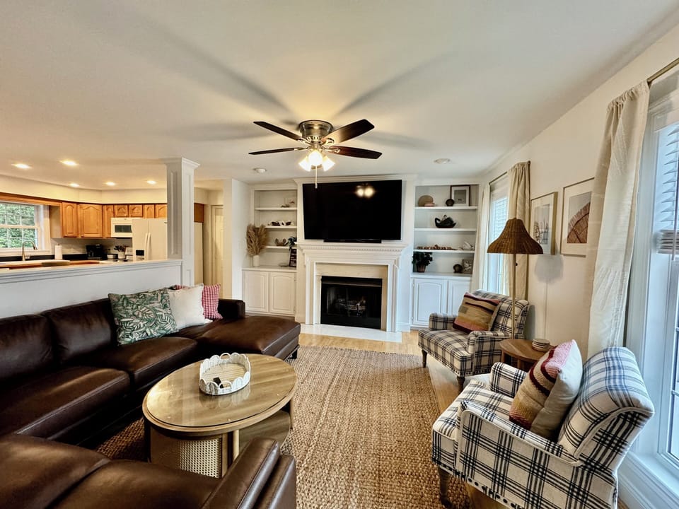 Living room with plenty of seating