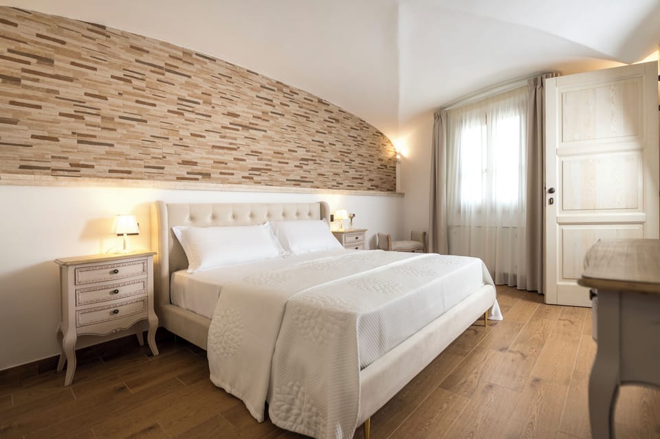 Premium bedding, minibar, blackout drapes, soundproofing