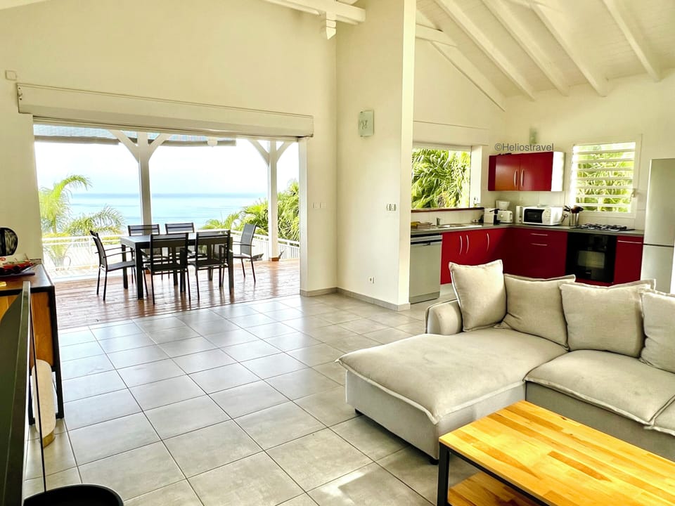 The living room and kitchen of Tropical Quintet