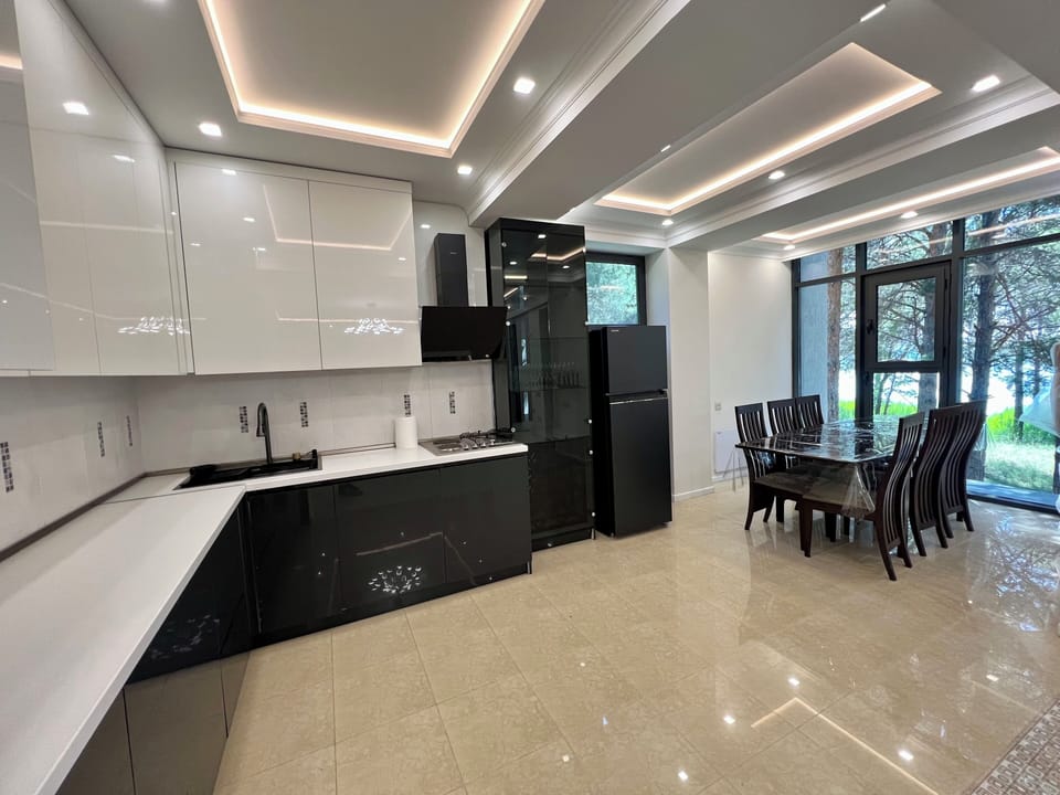 Elite Cottage | Living area | Books