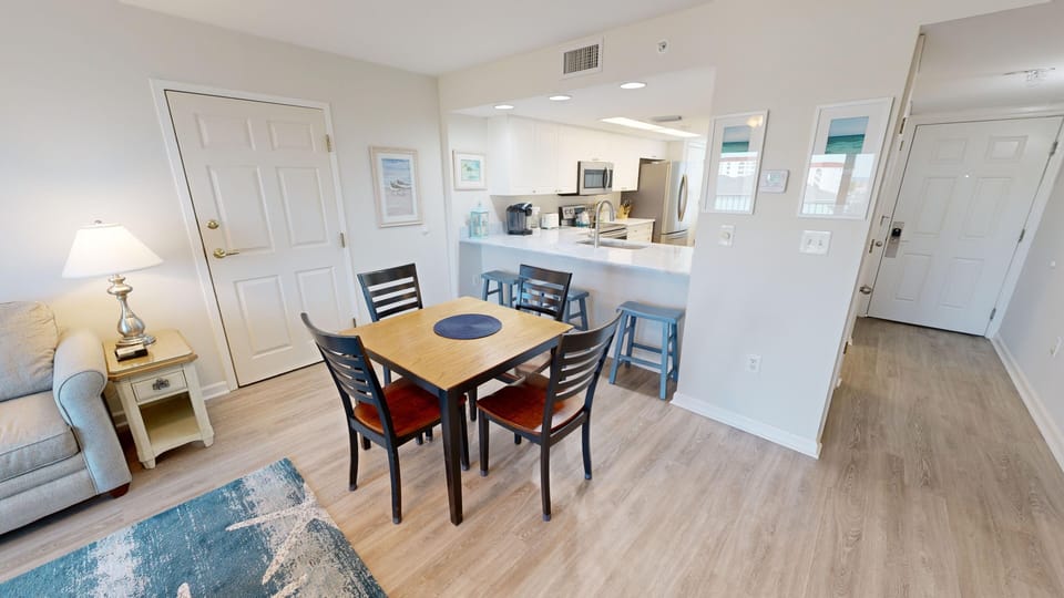 Condo, 2 Bedrooms | Dining