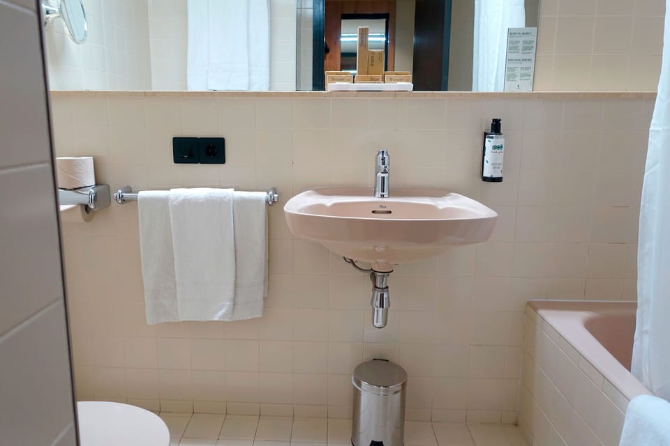Combined shower/tub, deep soaking tub, towels, soap