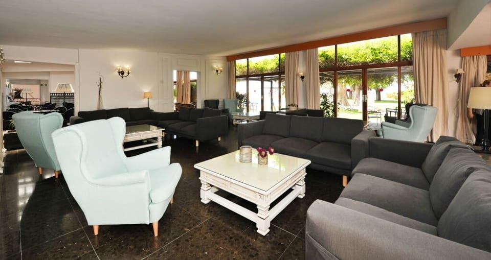 Lobby lounge