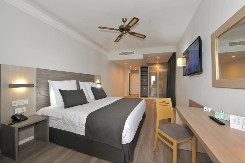 Club Double Room | In-room safe, desk, iron/ironing board, free WiFi