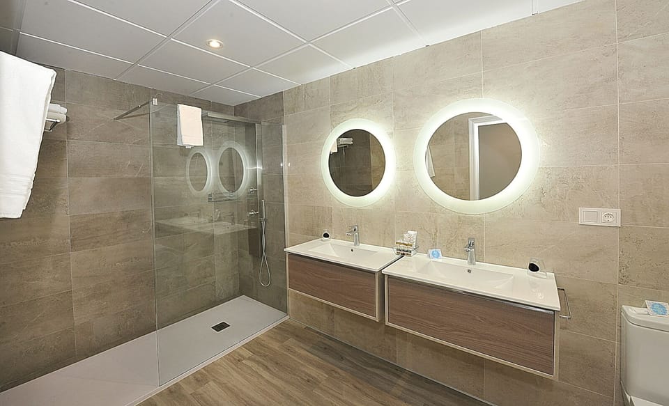 Junior Suite | Bathroom | Free toiletries, hair dryer, towels, soap