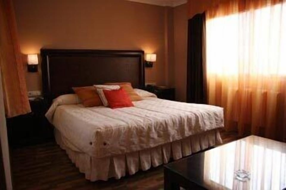 Premium bedding, Tempur-Pedic beds, desk, WiFi (free)