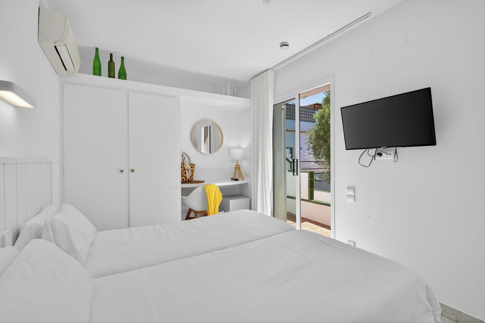 Standard Double or Twin Room | In-room safe, desk, free WiFi