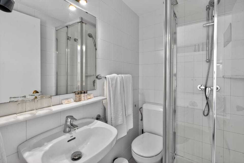 Comfort Double or Twin Room | Bathroom | Shower, hair dryer, towels