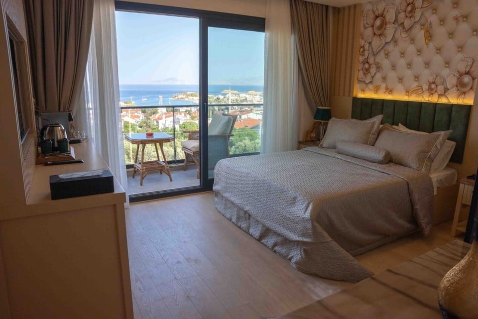 Deluxe Room, 1 King Bed, Sea View | Premium bedding, memory foam beds, minibar, in-room safe