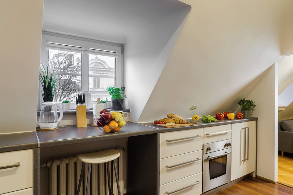 Full-size fridge, microwave, oven, stovetop