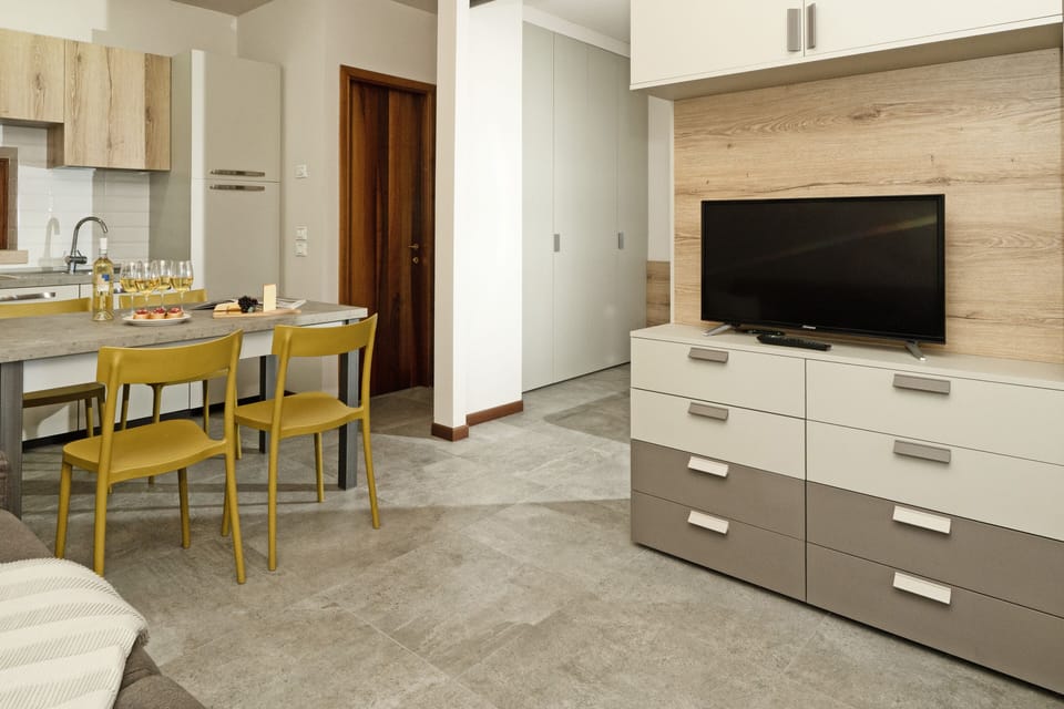 Apartment | Living area | 30-cm TV with digital channels
