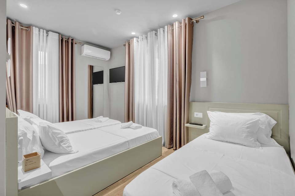 Comfort Triple Room, 3 Twin Beds, Garden View | Soundproofing, WiFi (free), bed sheets