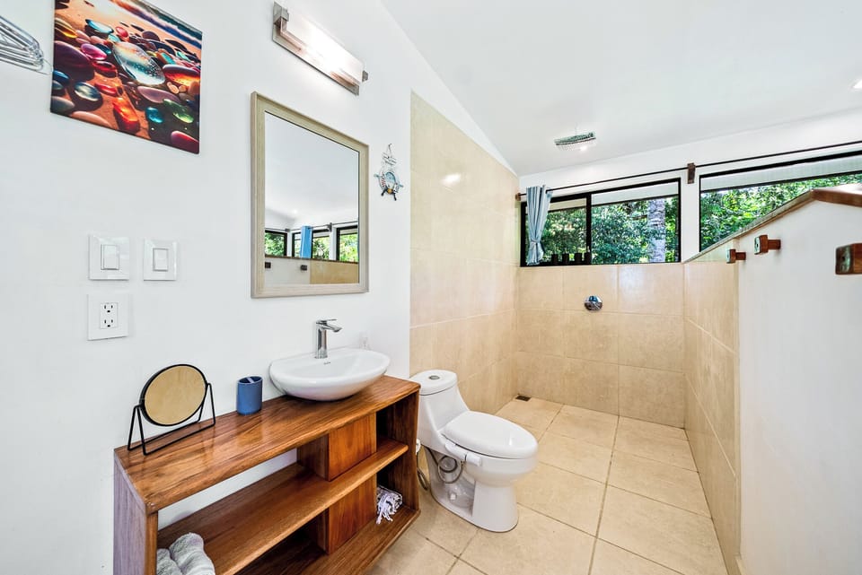  Hot  H2O  in shower and sink. bidet on toliet. toliet paper flushes down toliet