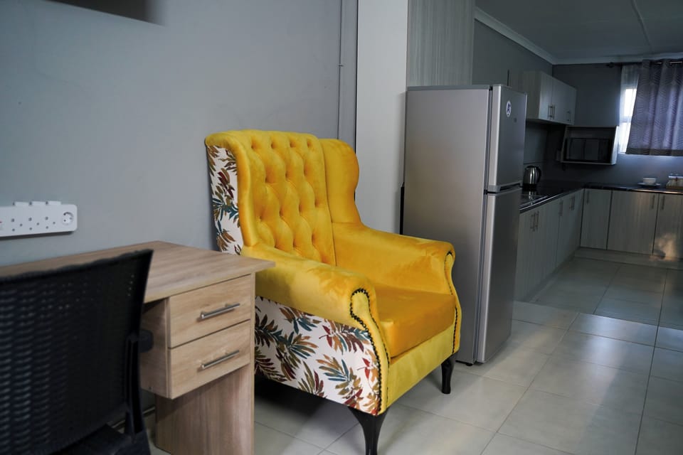Deluxe Apartment, Garden View | Living area