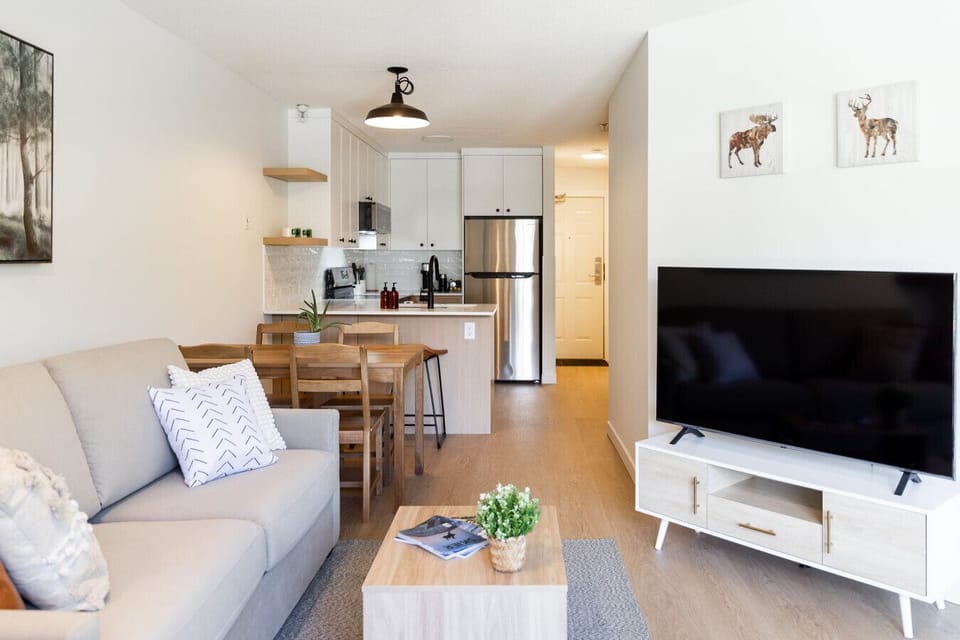 `What a nice stay!  The updated finishes made the unit feel so fresh and so clean. The location in Marketplace Village can’t be beat. I’d rent here again without hesitation.`- Jason ( Aug 2024)