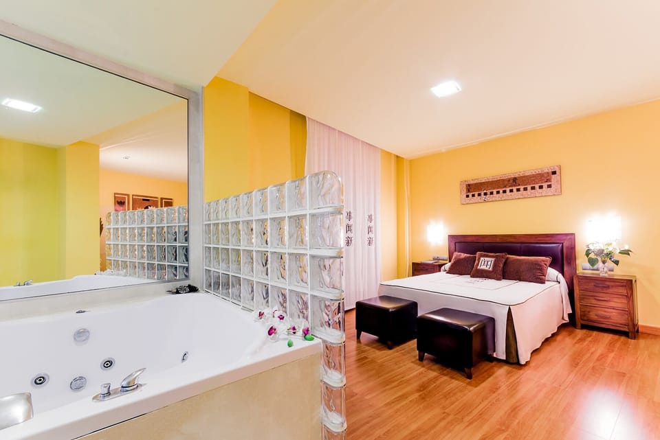 Junior Suite | In-room safe, desk, soundproofing, WiFi (free)